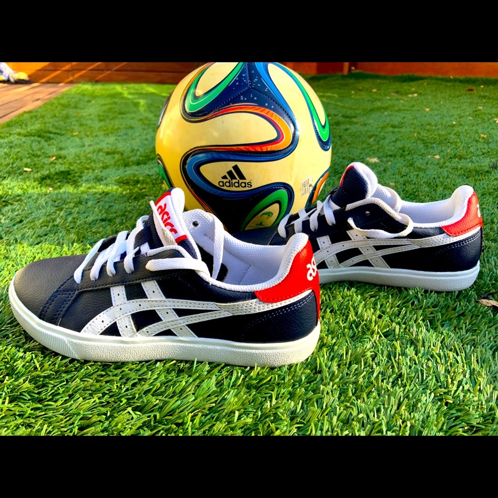 ASICS kids. Size 4.5Y - great condition! Hardly worn!